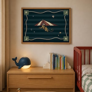 Op de afbeelding: Een ingelijste rechthoekige wandkunstprint met een donkerblauwe achtergrond met horizontale strepen, waarop een aap met een veiligheidsbril te zien is die in een deltavlieger vliegt, omringd door kleine hemelse iconen zoals sterren, manen en een heteluchtballon.