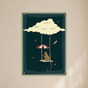 Op de afbeelding: Een rechthoekige wandkunstprint met een aap met een conische hoed, zittend op een schommel die aan een grote crèmekleurige wolk hangt. De aap houdt een rood-wit gestreepte paraplu vast tegen een donkergroene achtergrond met sterren en een raket.