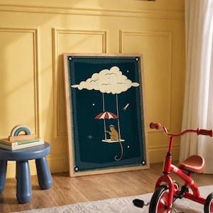 Op de afbeelding: Een ingelijste verticale wandprint met een donkerblauwe achtergrond en een grote crèmekleurige wolk. Een aap zit op een witte schommel die onder een rood-wit gestreepte paraplu aan de wolk hangt, met een kleine raket en sterren in de buurt.