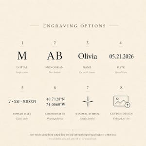 Pode incluir: Um gr&aacute;fico informativo bege intitulado ENGRAVING OPTIONS exibindo oito escolhas numeradas: 1 Inicial M, 2 Monograma AB, 3 Nome Olivia, 4 Data 05.21.2026, 5 Data romana V-XXI-MMXXVI, 6 Coordenadas 40.7128N 74.0060W, 7 S&iacute;mbolo minimalista, 8 &Iacute;cone Custom Design.