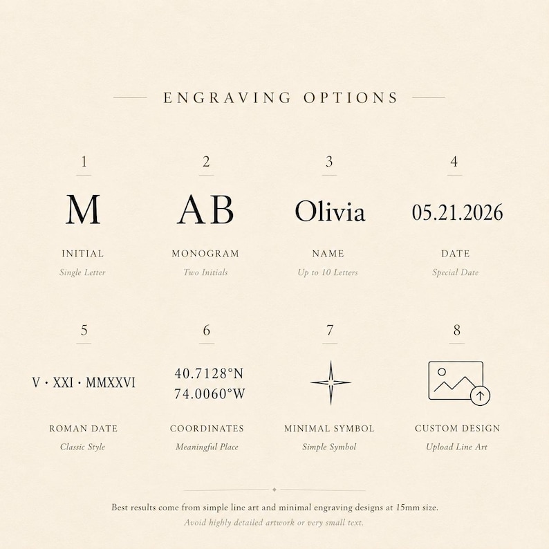 Pode incluir: Um gr&aacute;fico informativo bege intitulado ENGRAVING OPTIONS exibindo oito escolhas numeradas: 1 Inicial M, 2 Monograma AB, 3 Nome Olivia, 4 Data 05.21.2026, 5 Data romana V-XXI-MMXXVI, 6 Coordenadas 40.7128N 74.0060W, 7 S&iacute;mbolo minimalista, 8 &Iacute;cone Custom Design.