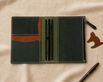 Capa de couro personalizada para caderno de viagem, tamanhos A5 e A6, com compartimentos para cartões e bolso com zíper, ideal para presente com gravação.