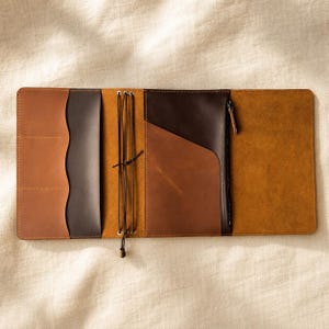 Capa de couro personalizada para caderno A6, capa para diário A5, capa dobrável tripla recarregável com compartimentos para cartões, bolso com zíper, ideal para presente. imagem 4