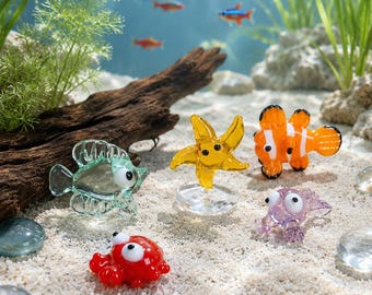 Mini-Glasfiguren-Set mit Meerestieren: Clownfisch, Krabbe, Seestern, Fisch und Oktopus. Ideal für Aquarien, als Geschenk für Meeresliebhaber oder als Schreibtischdekoration.