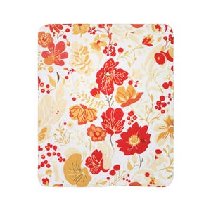 Peut inclure: Une couverture rectangulaire présentant un fond blanc avec un motif floral répétitif dans des tons de rouge vif, orange et jaune pâle. Le design comprend diverses fleurs stylisées, des feuilles et de petites grappes de baies.