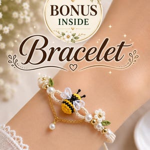 Könnte beinhalten: Ein Armband mit einer zentralen gehäkelten Biene mit gelb-schwarzen Streifen, weißen Flügeln und Fühlern. Das Band enthält weiße Perlen, kleine goldene Perlen, grüne Blätter und weiße Blüten. Text: BONUS INSIDE Bracelet und HANDMADE with LOVE.