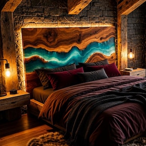 Può includere: Una camera da letto con un letto dotato di testiera in legno naturale con un intarsio in resina blu luminosa. Il letto presenta biancheria color bordeaux scuro, una coperta nera ed è posizionato su un tappeto marrone a pelo lungo. Pareti in pietra.