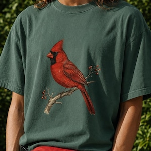 Kardinal T-shirt, röd kardinalfågelskjorta, minneskardinal-t-shirt, bekväma färger och boxig passform, gåva för fågelälskare, naturskjorta, gåva för sorg och förlust