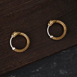 Ouroboros ormörhängen, svarta zirkon-huggie-ringar, smycken med återfödelsesymbol, present till henne och honom