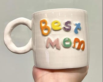 Personalisierte Best Mom Tasse (10 oz), Benutzerdefinierte Name Keramiktasse, 3D Buchstabe Tasse, Geschenk für Mama, Muttertagsgeschenk, handgemachte niedliche Kaffeetasse