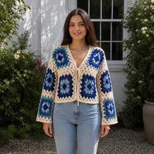 Gehaakt vest in oma-stijl, blauw-crème handgemaakte trui, boho patchwork gehaakte top, damesvest met strik aan de voorkant, cottagecore, cadeau voor haar
