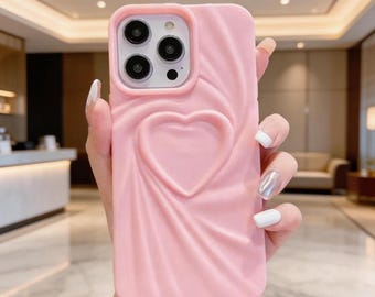 Funda para iPhone con diseño de corazón y cubierta mate suave.