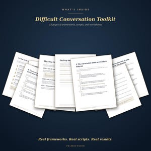 Op de afbeelding: Een donkerblauwe afbeelding met de tekst "Difficult Conversation Toolkit" en "23 pagina's met frameworks, scripts en werkbladen". Verschillende witte pagina's met tekst zijn uitgespreid.