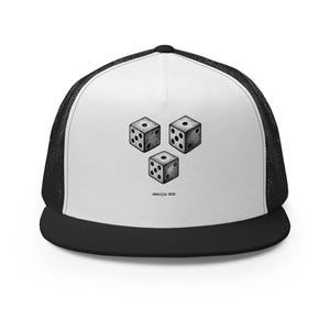 Può includere: Cappellino da camionista bianco e nero con una grafica di tre dadi. I dadi sono illustrati in stile schizzo, ognuno mostra un numero diverso di punti. Il cappellino ha una visiera nera e un retro in rete, con il testo "AMCEL Est. 2026" in basso.