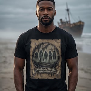Può includere: Una t-shirt nera a maniche corte con una stampa grafica di cinque figure spettrali all'interno di una cornice circolare su uno sfondo in stile pergamena. Il testo recita: The Lost Crew of the Widow's Grace, Hallow's Eve at Halloway Cove.