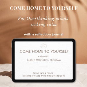 Puede incluir: Una tableta digital muestra el texto "COME HOME TO YOURSELF" y "A 12-WEEK GUIDED MEDITATION PROGRAM". La imagen también incluye las frases "For Overthinking minds seeking calm" y "with a reflection journal".
