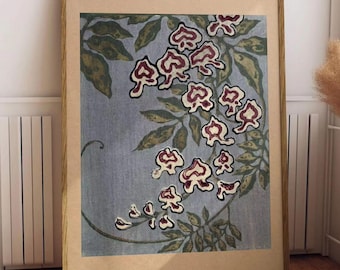 Może przedstawiać: Oprawiony wydruk artystyczny przedstawiający botaniczną ilustrację kwiatów glicynii w odcieniach ciemnej czerwieni i bieli, na stonowanym niebieskim tle z ciemnozielonymi liśćmi, w jasnej drewnianej ramie z szerokim obramowaniem typu passe-partout.