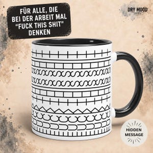 Könnte beinhalten: Ein weißer Keramikbecher mit schwarzem Innenraum und Henkel, verziert mit einem sich wiederholenden schwarzen geometrischen Muster aus Linien, Quadraten und Kurven. Ein schwarzes Textfeld darüber lautet: FÜR ALLE, DIE BEI DER ARBEIT MAL "FUCK THIS SHIT" DENKEN.