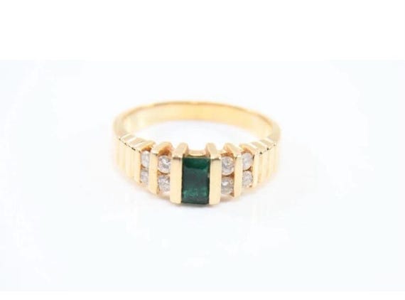 Eleganter Goldring mit Smaragd & Diamanten