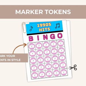 Pu&ograve; includere: Un foglio di cartelle Bingo dei successi degli anni '90 con cerchi rosa e note musicali. Il testo "MARKER TOKENS" e "MARK YOUR MOMENTS IN STYLE" sono visualizzati. Sono visibili anche una graffetta e delle forbici.