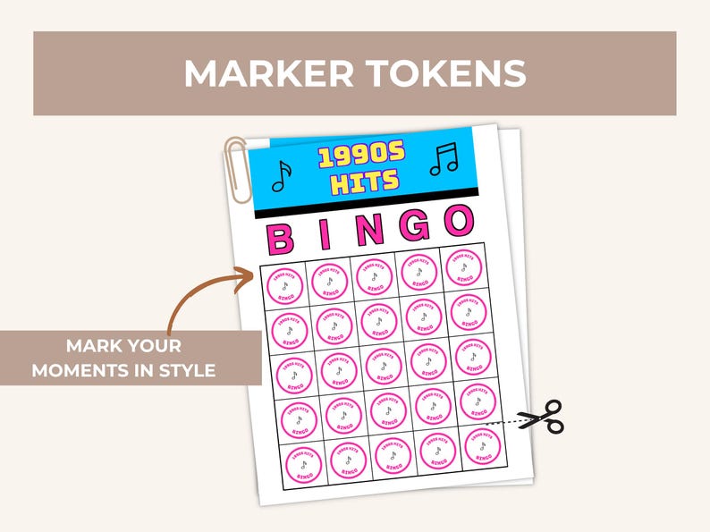 Pu&ograve; includere: Un foglio di cartelle Bingo dei successi degli anni '90 con cerchi rosa e note musicali. Il testo "MARKER TOKENS" e "MARK YOUR MOMENTS IN STYLE" sono visualizzati. Sono visibili anche una graffetta e delle forbici.