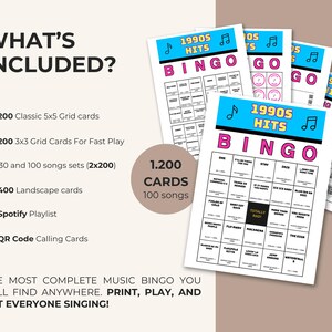 Pu&ograve; includere: Un set di cartelle Bingo "Successi anni '90" con un design blu e rosa. L'immagine include diverse cartelle bingo, un elenco degli elementi inclusi e il testo "1.200 CARTE 100 canzoni". Le cartelle bingo hanno un layout a griglia con titoli di canzoni.