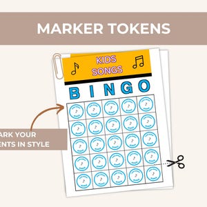 Puede incluir: Una hoja de tarjetas de Bingo de canciones infantiles con un tema de notas musicales. La palabra "BINGO" est&aacute; en azul, y la pancarta superior dice "KIDS SONGS". La imagen incluye el texto "MARK YOUR MOMENTS IN STYLE".