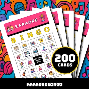 Op de afbeelding: Karaoke Bingo-speelkaarten met een roze en wit ontwerp. De kaarten bevatten illustraties van muzikale elementen en de tekst "Karaoke Bingo". Een zwarte cirkel toont "200 kaarten". De achtergrond is een kleurrijk patroon van muzieknoten en microfoons.