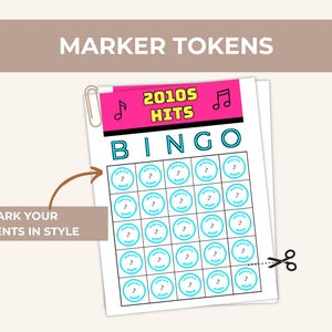 Puede incluir: Una hoja imprimible de fichas marcadoras circulares para un juego de bingo de &eacute;xitos de los a&ntilde;os 2010. La hoja presenta un encabezado rosa brillante con el texto 2010S HITS e iconos de notas musicales. Cada ficha circular contiene el texto 2010S HITS.