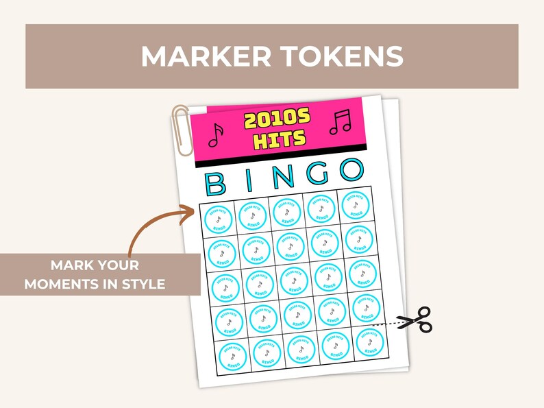 Puede incluir: Una hoja imprimible de fichas marcadoras circulares para un juego de bingo de &eacute;xitos de los a&ntilde;os 2010. La hoja presenta un encabezado rosa brillante con el texto 2010S HITS e iconos de notas musicales. Cada ficha circular contiene el texto 2010S HITS.