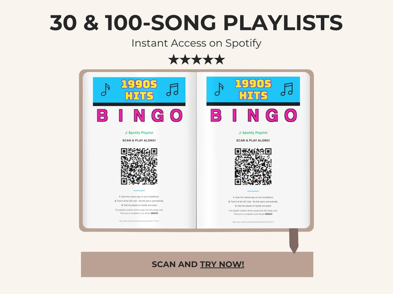 Pu&ograve; includere: Un prodotto digitale con due pagine aperte con "1990s Hits Bingo". Il testo "30 & 100-SONG PLAYLISTS" e "Instant Access on Spotify" sono in alto. Ogni pagina ha un codice QR e istruzioni. In basso c'&egrave; scritto "SCAN AND TRY NOW!"