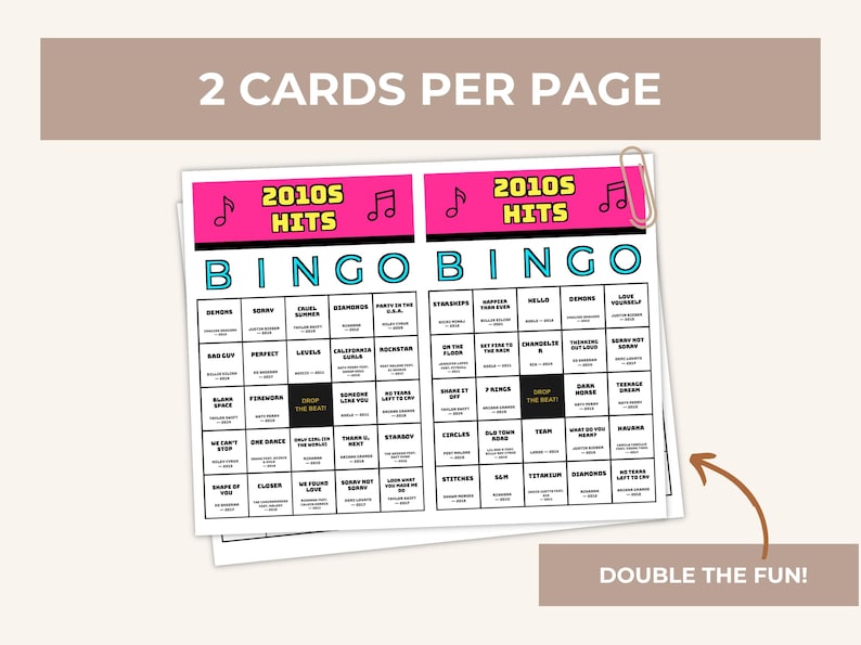 Puede incluir: Dos cartones de bingo imprimibles con &eacute;xitos de la d&eacute;cada de 2010, un encabezado rosa con el texto 2010S HITS e iconos de notas musicales. Cada cuadr&iacute;cula contiene t&iacute;tulos de canciones y nombres de artistas con un cuadrado central negro.