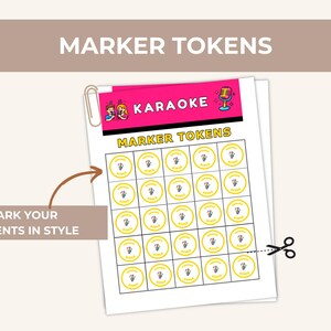 Może przedstawiać: Arkusz papieru z napisami "Marker Tokens" i "Karaoke". Zawiera siatkę ż&oacute;łtych k&oacute;ł z ikonami mikrofon&oacute;w. Widoczny jest r&oacute;wnież tekst "Mark Your Moments in Style". Nożyczki tną papier.