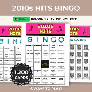 Puede incluir: Juego de bingo 2010s Hits con tres tarjetas blancas con encabezados rosas, iconos de notas musicales y t&iacute;tulos de canciones en cuadr&iacute;cula. Incluye una lista de reproducci&oacute;n de 100 canciones, 1.200 tarjetas y 6 formas de jugar con c&oacute;digos QR.