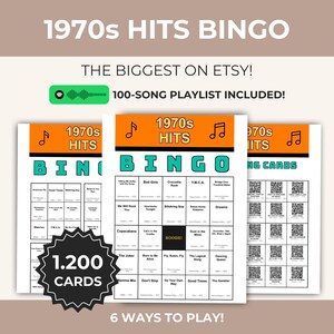 Può includere: Un set di gioco 1970s Hits Bingo con tre schede stampate contenenti titoli di canzoni, un badge nero a forma di stella con la scritta 1.200 CARDS e un'icona Spotify verde con il testo 100-SONG PLAYLIST INCLUDED. L'intestazione riporta 1970s HITS BINGO.