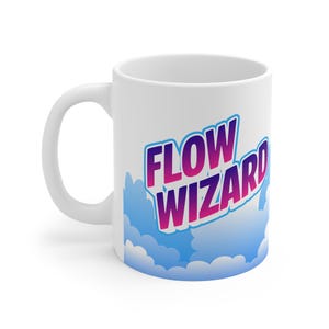 Op de afbeelding: Witte keramische mok met de tekst "FLOW WIZARD" in een paarse en roze gradiënt, omlijnd in blauw. De tekst staat tegen een achtergrond van gestileerde blauwe wolken.