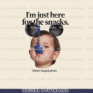 Puede incluir: Un diseño gráfico que muestra el rostro de un niño con una cuchara azul sobre la boca, orejas negras de ratón y el texto I'm just here for the snacks. y Mickey shaped. please. El diseño se presenta sobre un fondo crema claro.