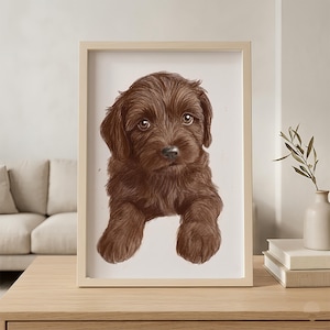 Può includere: Una stampa incorniciata con un'illustrazione dettagliata di un cucciolo marrone. Il cucciolo ha un pelo morbido e soffice ed è sdraiato, con le zampe distese. L'opera d'arte è incorniciata in una cornice di legno colorata, adatta all'arredamento della casa.