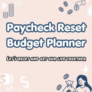 Könnte beinhalten: Ein hellrosa Budgetplaner mit dem Text "Paycheck Reset Budget Planner" in fetter, dunkelblauer Schrift. Der Satz "Let's Reset and Get Our Life Together" steht darunter. Das Bild enthält Illustrationen von Münzen, Geldscheinen und einer Person, die einen Geldsack hält.
