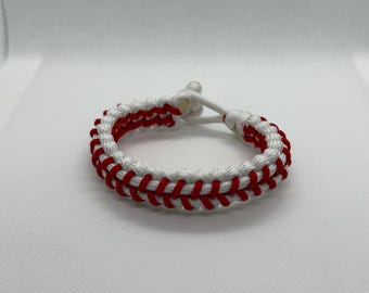 Handvävt paracordarmband med basebollsöm