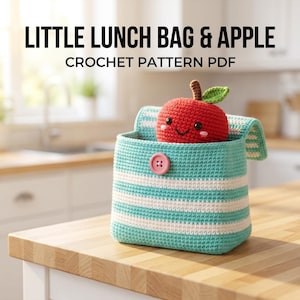 Op de afbeelding: Een haakpatroon PDF getiteld LITTLE LUNCH BAG & APPLE met een gehaakte tas met blauwgroene en witte strepen, een roze knoopsluiting en een kleine rode gehaakte appel met een groen blaadje en een lachend gezichtje in de tas.
