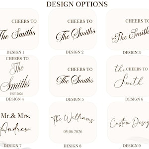 Peut inclure: Une grille de neuf options de design pour du texte personnalis&eacute;, chacune pr&eacute;sentant une typographie marron fonc&eacute; sur un fond cr&egrave;me clair. Le texte inclut des phrases comme Cheers to The Smiths, Mr. & Mrs. Andrew, The Williams et Custom Design.