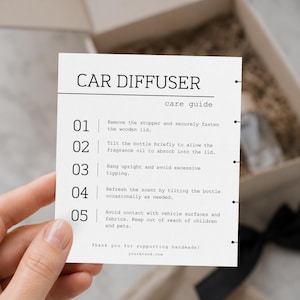 Puede incluir: Una tarjeta rectangular blanca titulada CAR DIFFUSER care guide con texto negro. Enumera cinco instrucciones numeradas para usar un difusor de coche, incluyendo quitar el tapón, inclinar la botella y evitar el contacto con superficies y telas.
