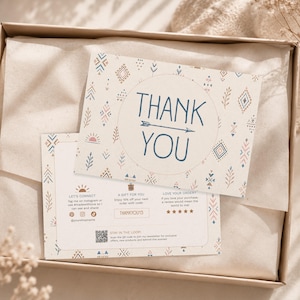 Puede incluir: Dos tarjetas de agradecimiento beige con un diseño circular y las palabras "THANK YOU" en azul. Las tarjetas tienen un patrón geométrico en azul, rojo y marrón. Una tarjeta incluye iconos de redes sociales y un código QR.