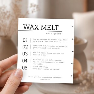 Puede incluir: Una tarjeta rectangular blanca de instrucciones para wax melts con texto en negro. La tarjeta presenta el título WAX MELT care guide seguido de cinco instrucciones numeradas para usar un calentador de cera, terminando con Thank you for supporting handmade!