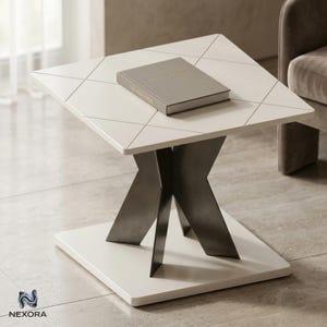 Pode incluir: Uma mesa lateral quadrada com um tampo branco apresentando linhas geométricas cinzentas finas e uma base metálica escura em forma de X ligada a uma placa de base quadrada branca. Um livro cinzento retangular repousa no centro. O logótipo NEXORA é visível.