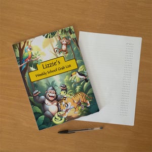 Puede incluir: Un bloc de notas rectangular con una portada de temática selvática que muestra un gorila, un tigre, un mono, un loro, un tucán y un lagarto. El texto 'Lizzie's Weekly School Grab List' aparece en un recuadro amarillo. Un bolígrafo negro.