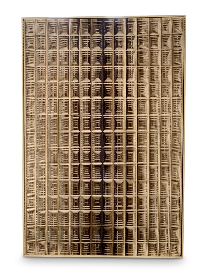 Puede incluir: Una pieza de arte mural rectangular que presenta una cuadr&iacute;cula repetitiva de marcos cuadrados conc&eacute;ntricos superpuestos. El dise&ntilde;o transita desde tonos de madera beige claro en los bordes exteriores hasta un marr&oacute;n oscuro en el centro.
