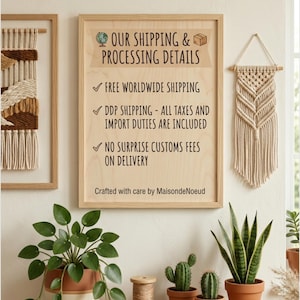 Puede incluir: Un letrero con marco de madera clara con texto en negro que dice OUR SHIPPING & PROCESSING DETAILS, FREE WORLDWIDE SHIPPING, DDP SHIPPING - ALL TAXES AND IMPORT DUTIES ARE INCLUDED, NO SURPRISE CUSTOMS FEES ON DELIVERY y Crafted with care by MaisondeNoeud.
