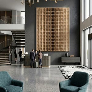 Puede incluir: Una gran pieza de arte mural cuadrada de madera clara con una cuadr&iacute;cula de paneles cuadrados empotrados cuelga de una pared gris oscuro en el vest&iacute;bulo de un hotel. El vest&iacute;bulo cuenta con sillones azul verdoso, una mesa de m&aacute;rmol y recepci&oacute;n.